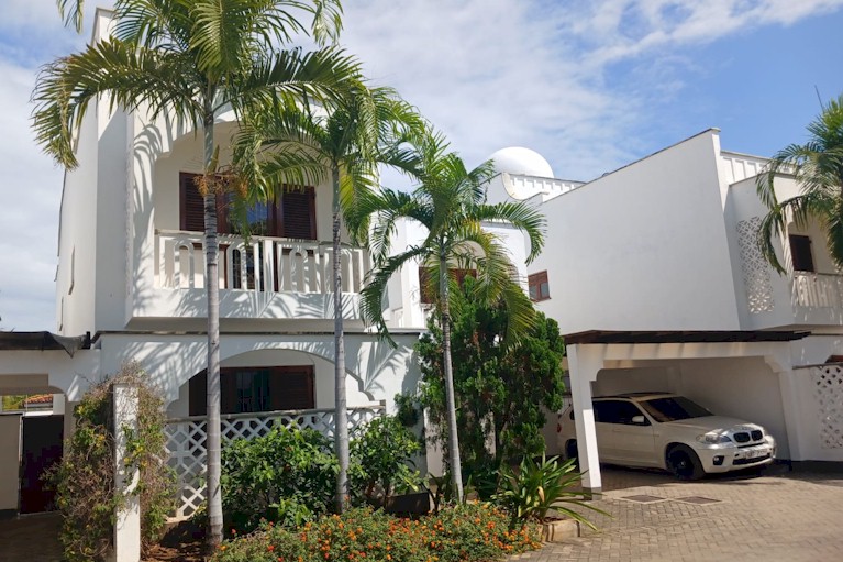 Lantana Drive Villa For Sale